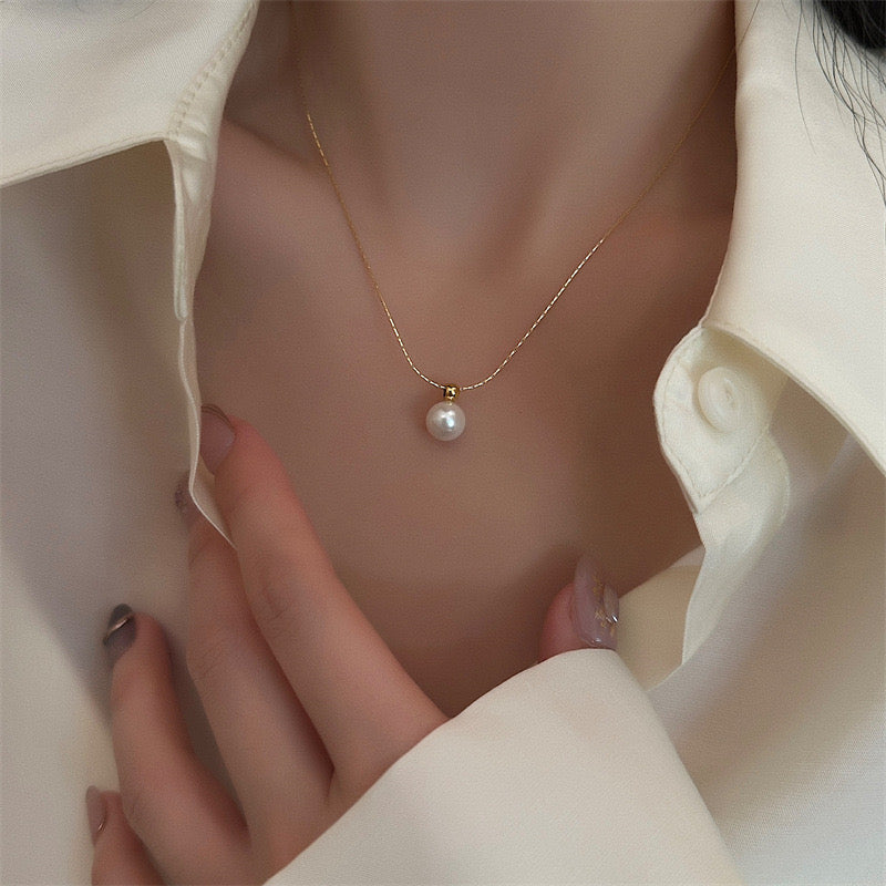 Minimal Pearl Pendant Necklace