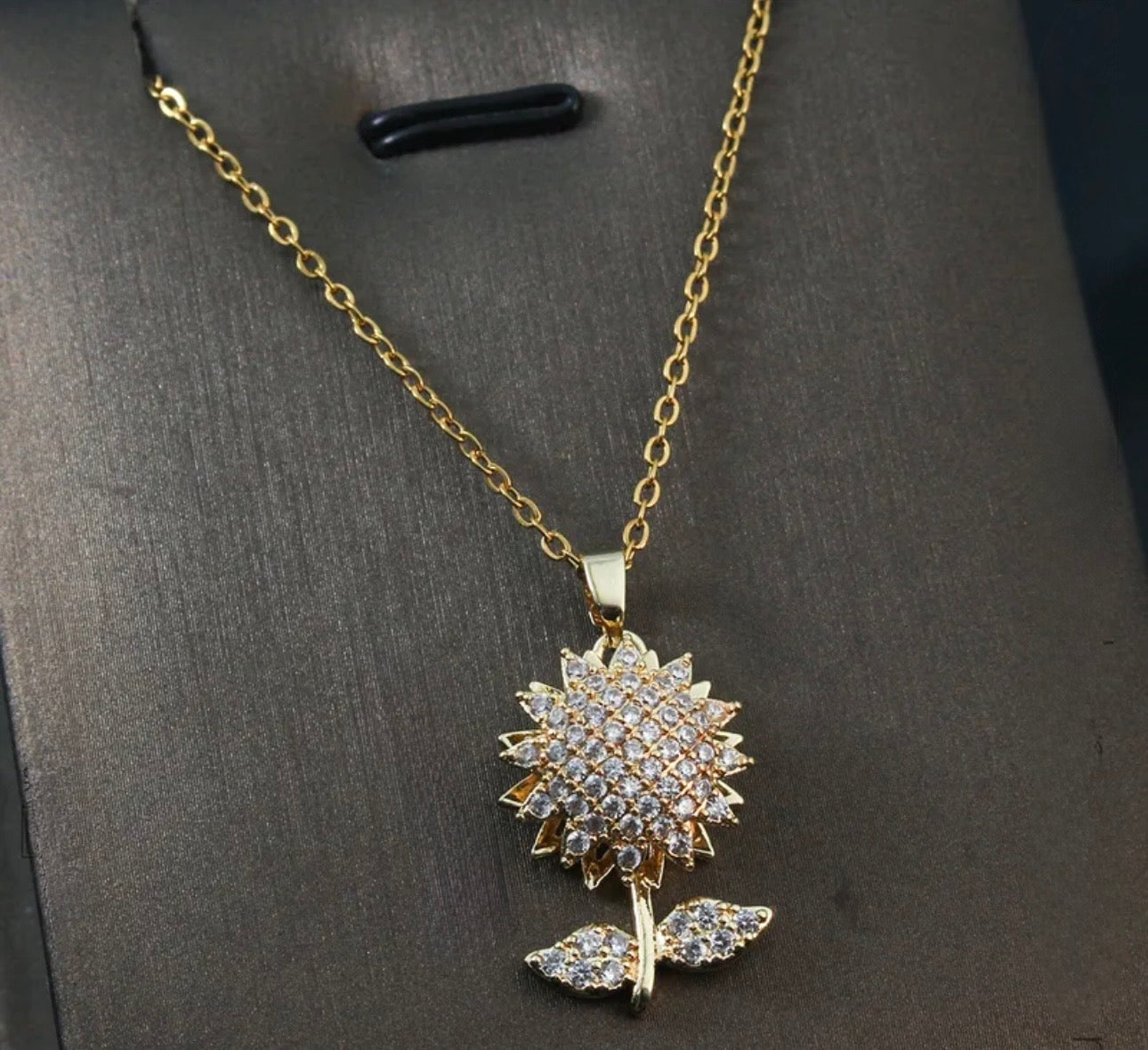 Crystal Sunflower Pendant Necklace – Luxury Floral Design